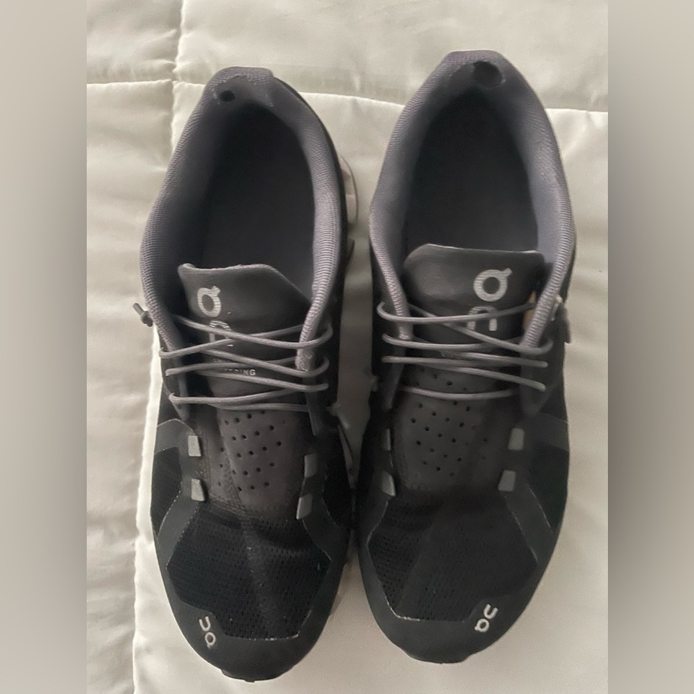 ON cloud black running shoes